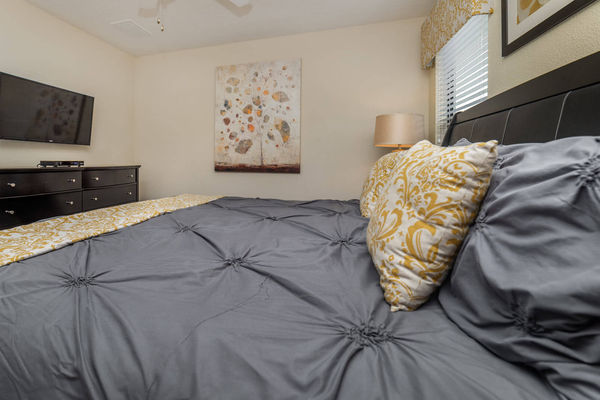 King Suite Bedroom 3 (Angle)
39" TV