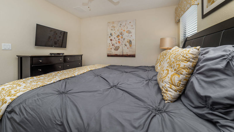 King Suite Bedroom 3 (Angle)
39" TV