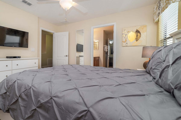 Queen Suite Bedroom 5 (Angle)
39" TV