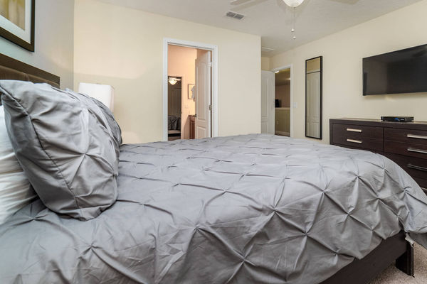 Queen Suite Bedroom 6 (Angle)
42" Smart TV