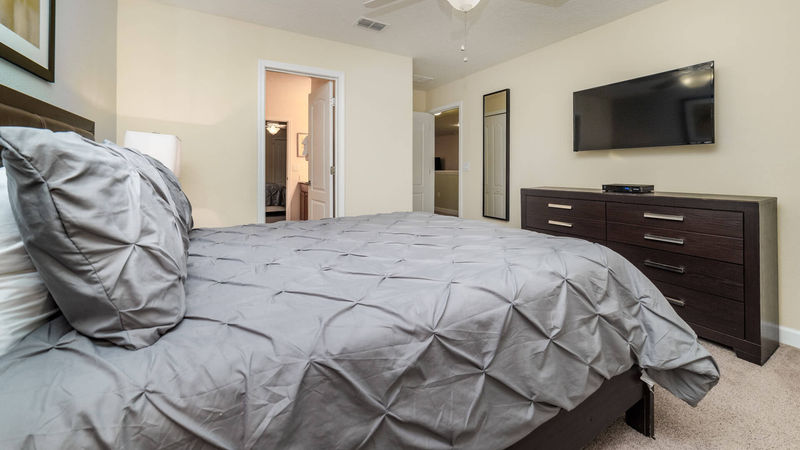 Queen Suite Bedroom 6 (Angle)
42" Smart TV