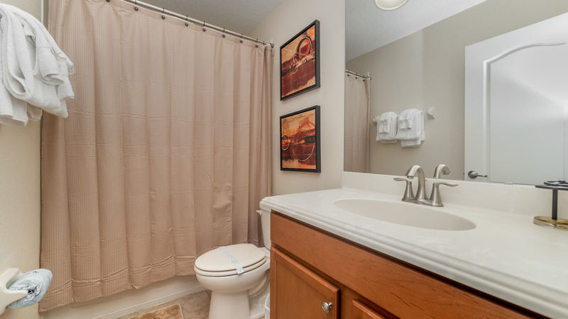Hall Bathroom 5 Upstairs
Tub/Shower Combo