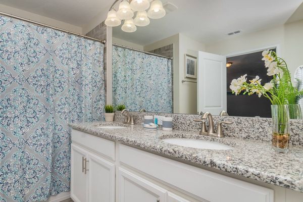 Master King Bathroom Upstairs
Tub/Shower Combo