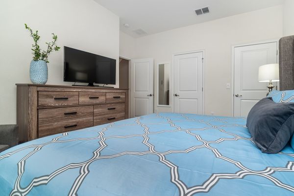 King Bedroom 1 (Angle)
40" TV