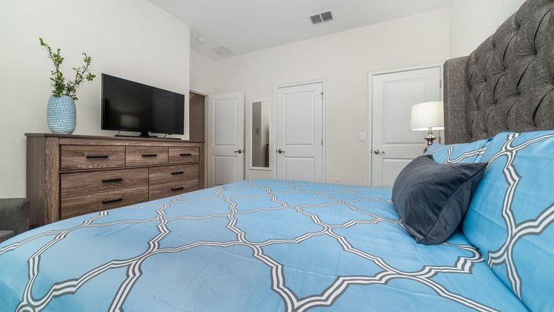King Bedroom 1 (Angle)
40" TV