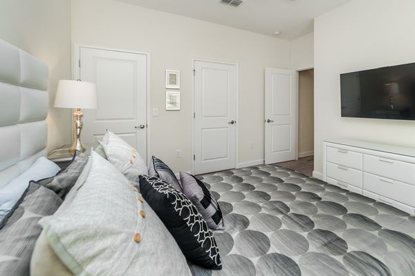 Queen Bedroom 1 
48" Smart TV