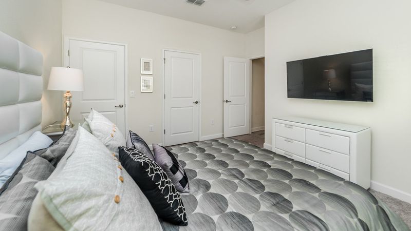 Queen Bedroom 1 
48" Smart TV