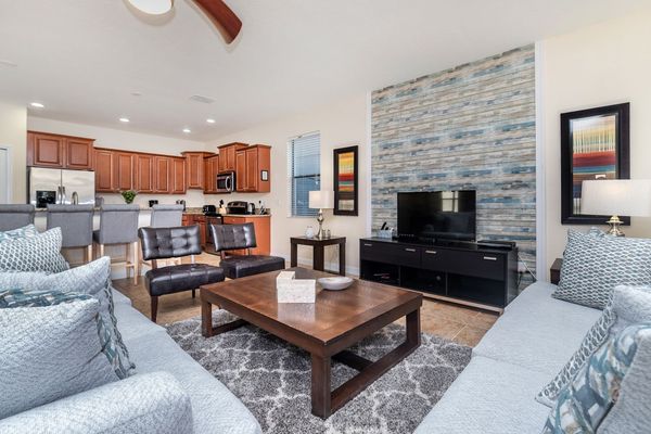 Living Room (Angle)
42" TV