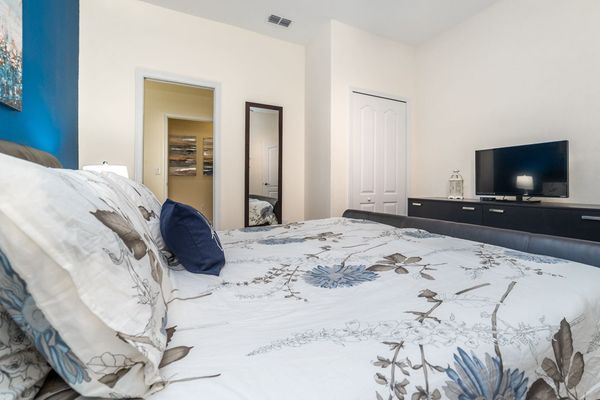 King Bedroom 2 (Angle)
32" Roku TV