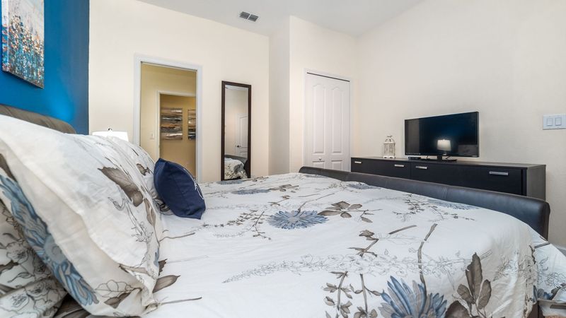King Bedroom 2 (Angle)
32" Roku TV