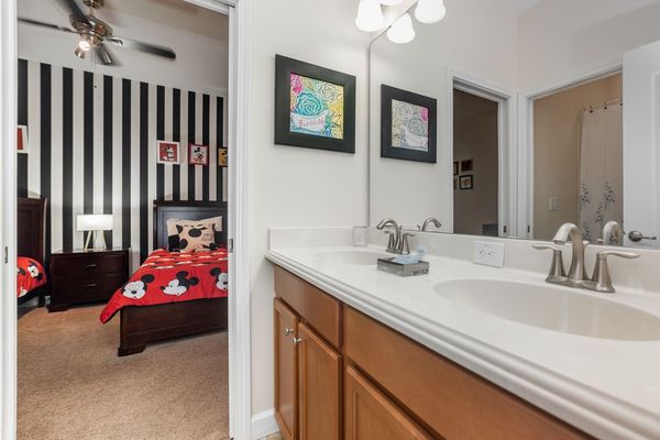 Jack N Jill Bathroom (Bed3&4) 
Tub/Shower Combo