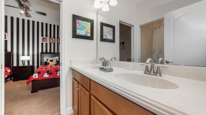 Jack N Jill Bathroom (Bed3&4) 
Tub/Shower Combo