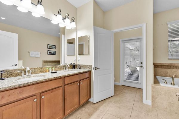 Master King Bathroom 1, Downstairs