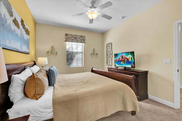 King Bedroom 2 (Angle)
42" TV