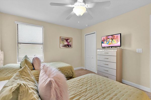 Two Twins Bedroom 8 (Angle)
32" TV