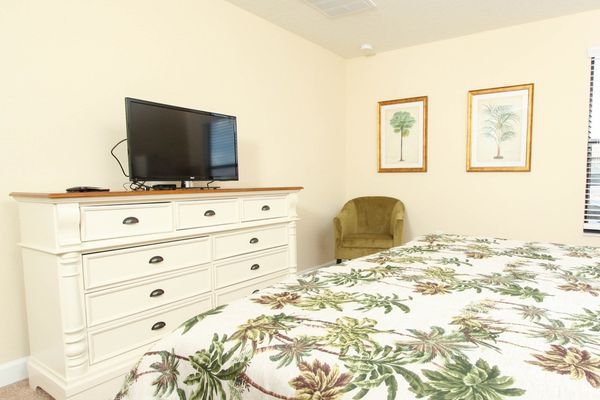 Master King Bedroom 1 (Angle)
32" TV