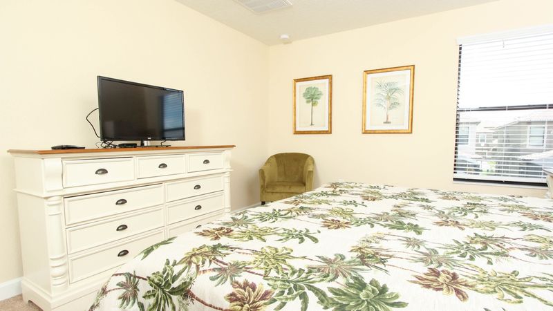 Master King Bedroom 1 (Angle)
32" TV