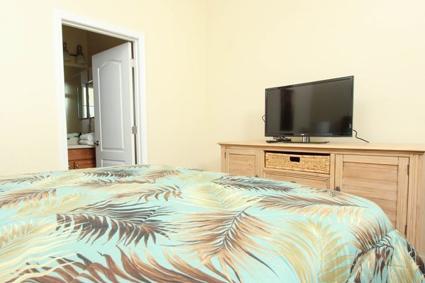 Queen Suite Bedroom 2 (Angle)
32" TV