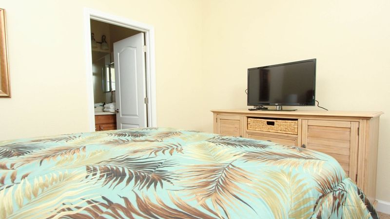 Queen Suite Bedroom 2 (Angle)
32" TV