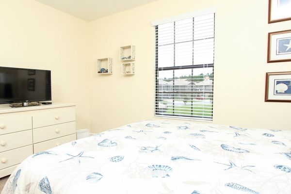 Queen Bedroom 4 (Angle)
32: TV