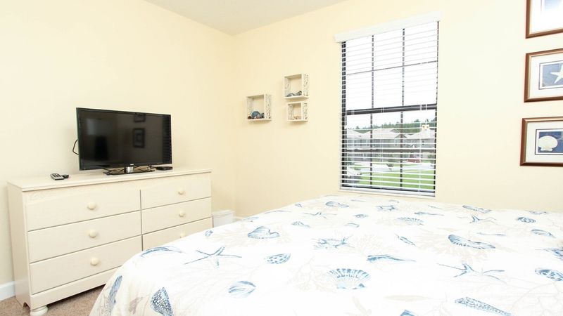 Queen Bedroom 4 (Angle)
32: TV