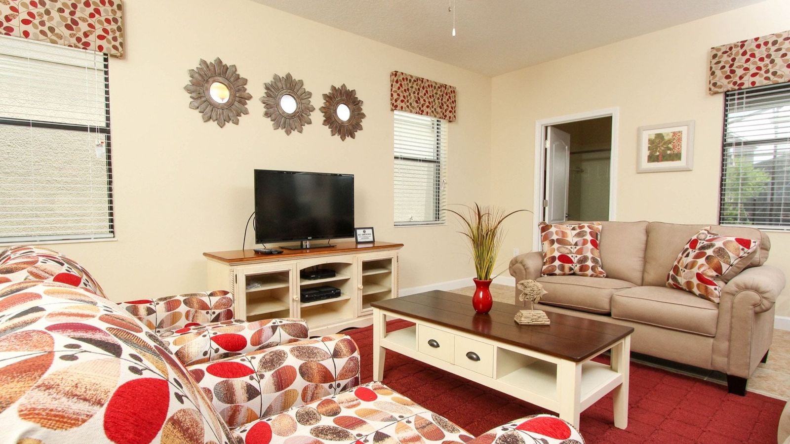 Living Room
42" TV