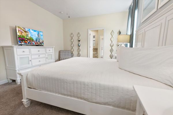 Master King Bedroom 1 (Angle)
43" TV