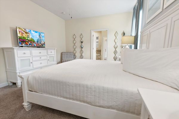 Master King Bedroom 1 (Angle)
43" TV