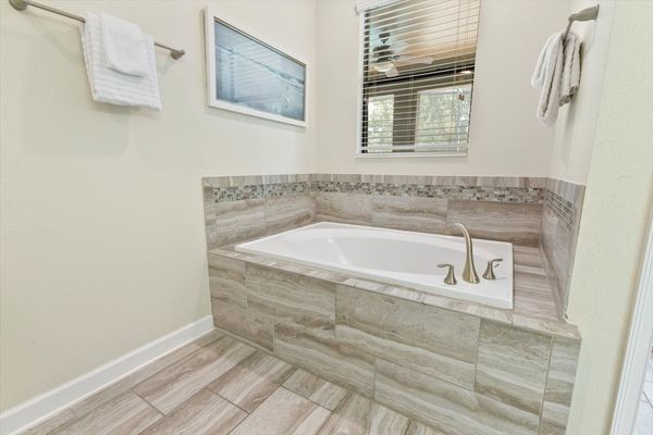 Master King Bathroom 1(Angle)
Tub