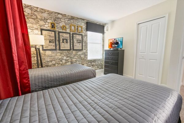 Two Twins Bedroom 7 (Angle)
32" TV