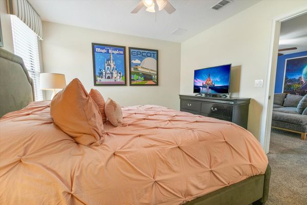 King Bedroom 3 (Angle)
43" TV