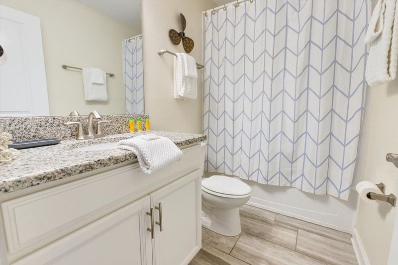 Hall Bathroom 4, Upstairs
Tub/Shower Combo