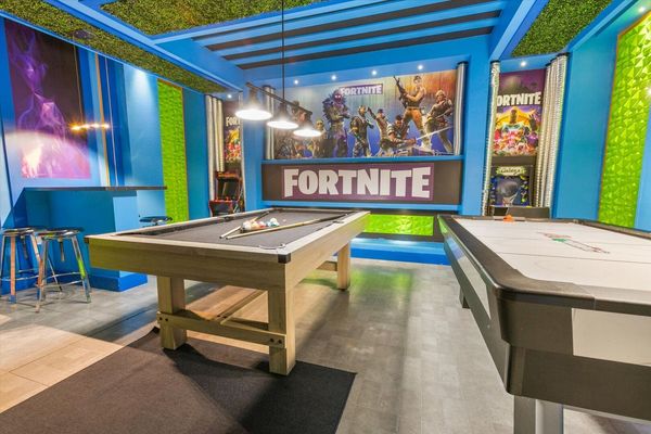 Game Room - Downstairs
43" TV - 3/video arcades
XBOX - PS4 
Pool Table -  Air Hockey
Has AC