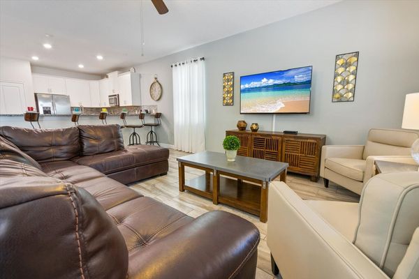 Living Room
60" Smart TV