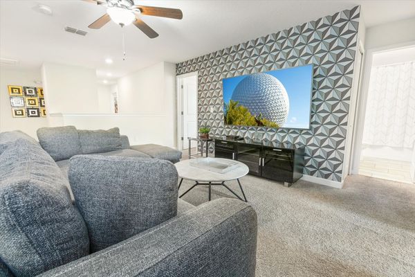 Loft (Angle)
75" Smart TV