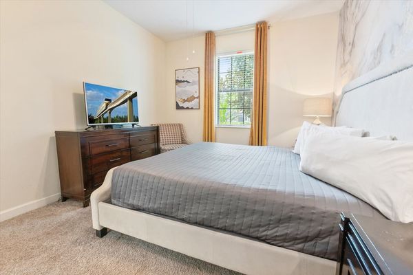 King Bedroom 2 (Angle)
43" TV