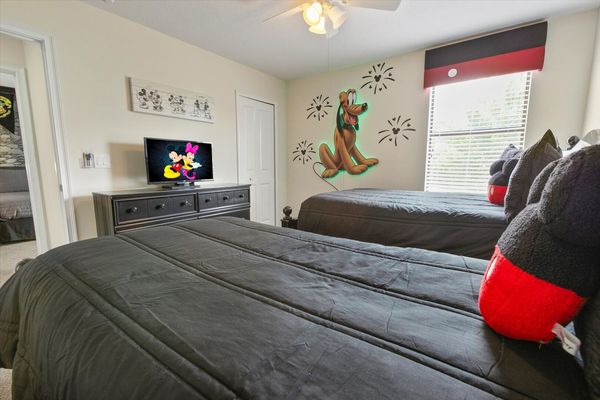 Twin/Double Bedroom 8 (Angle)
32" Smart TV