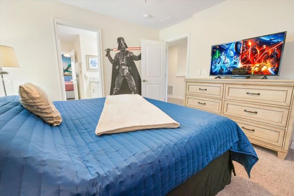 King Bedroom 5 (Angle)
43" TV