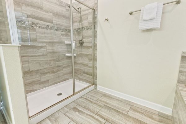 Master King Bathroom 1(Angle 2)
Shower