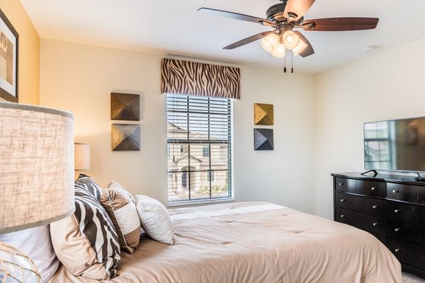 Queen Bedroom 4 (Angle)
32" TV