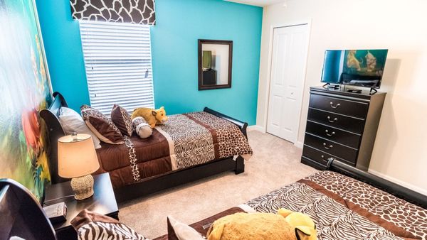 Two Twins Bedroom 8 (Angle)
32"  Smart TV