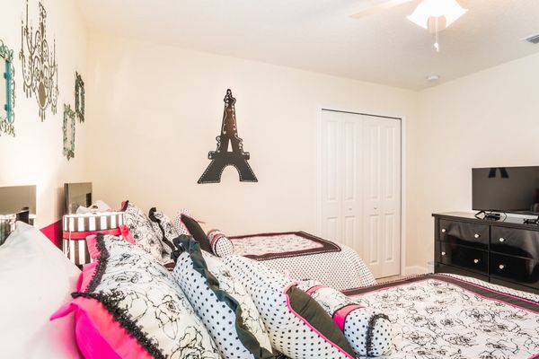 Two Twins Bedroom 5 (Angle)
32" Smart TV