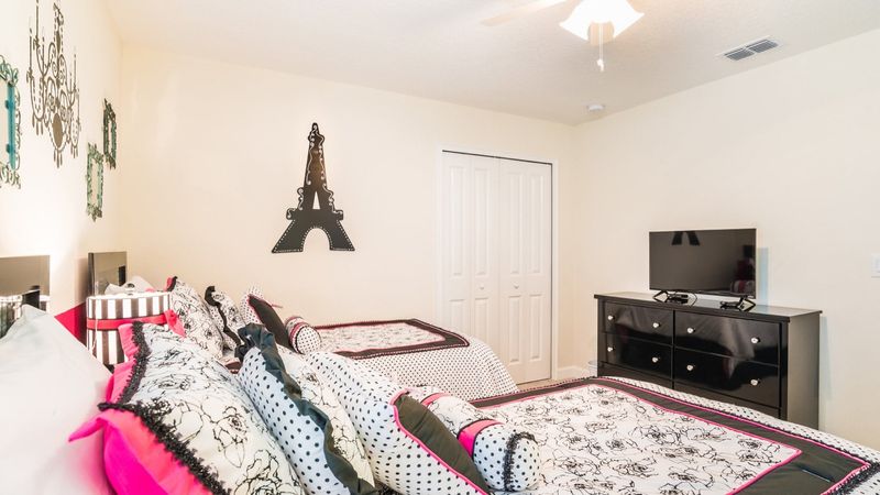 Two Twins Bedroom 5 (Angle)
32" Smart TV