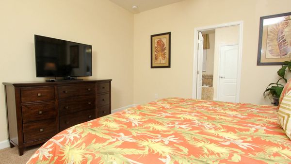 Master King Bedroom 1 (Angle)
46" TV