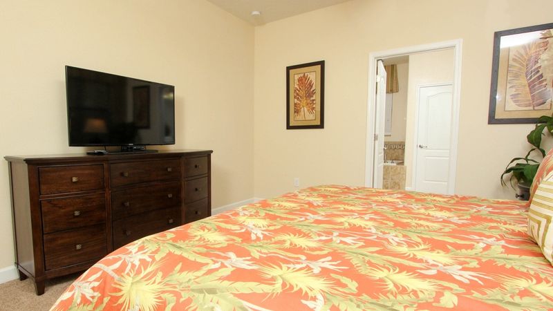Master King Bedroom 1 (Angle)
46" TV