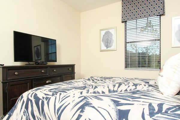 Queen Bedroom 2 (Angle)
42" TV