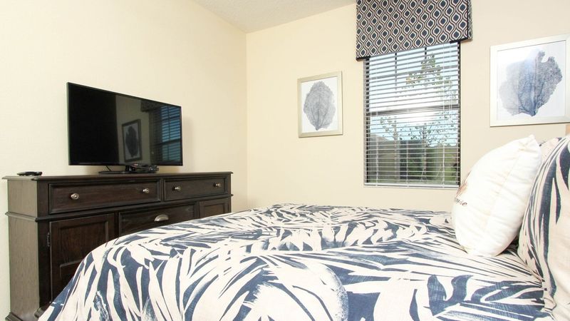 Queen Bedroom 2 (Angle)
42" TV