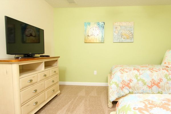 Two Twins Bedroom 6 (Angle)
40" TV