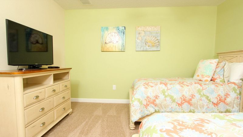 Two Twins Bedroom 6 (Angle)
40" TV