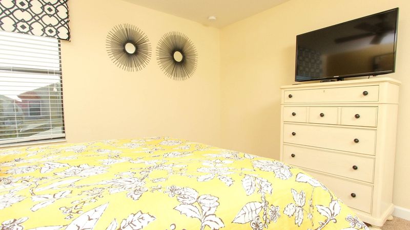 Queen Bedroom 5 (Angle)
40" TV